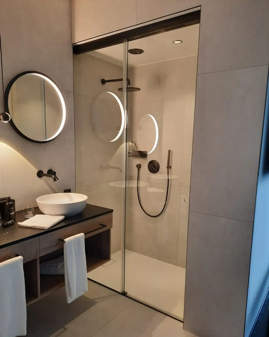 Badezimmer mit Duschtrennwand aus Glas von Glas Hautzinger